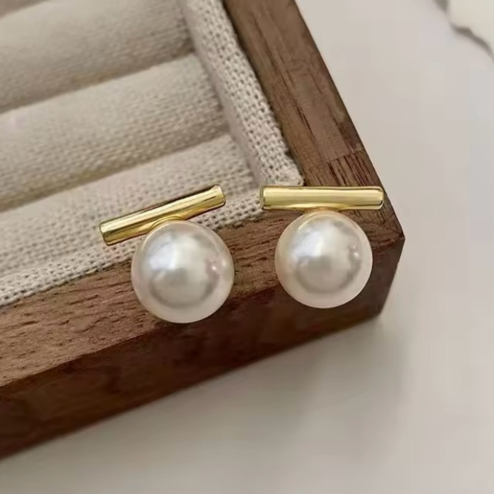 ✨Zara Bianco Pearl Gold Bar Earrings